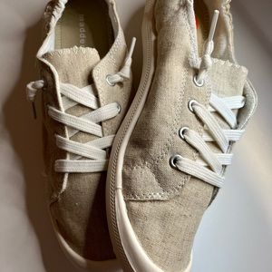(NWT) MADDEN GIRL CANVASS SNEAKER, SIZE 9 1/2